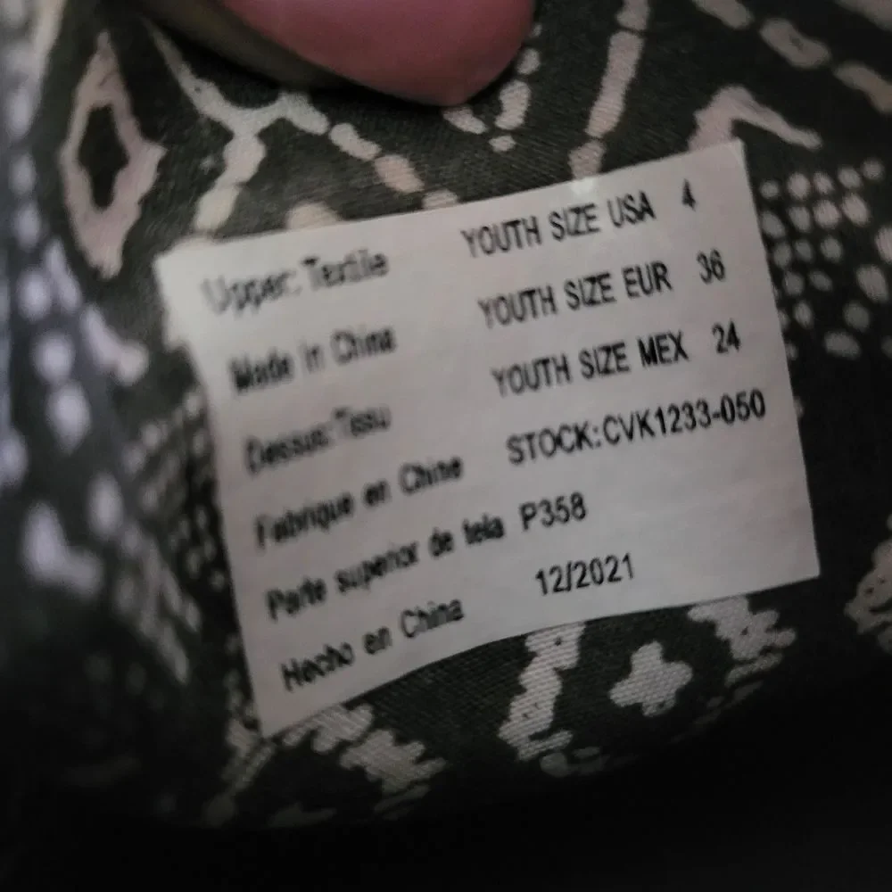Crevo Size 4 Gray Casual Shoes